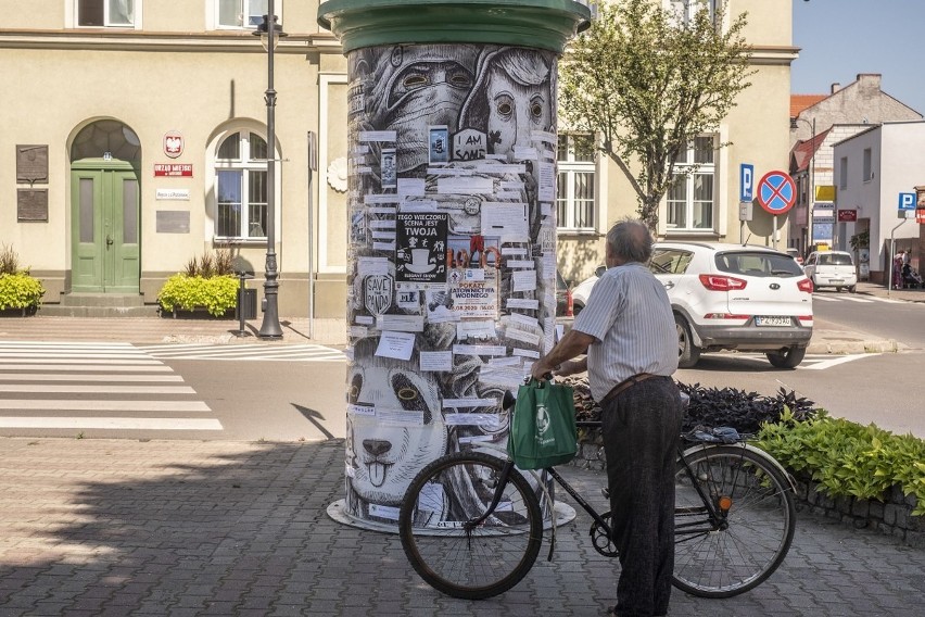 We wtorek na słupie znajdującym się na rynku w Mosinie...