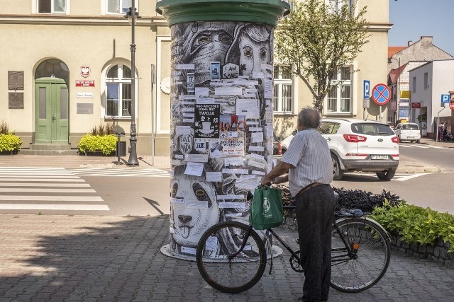 We wtorek na słupie znajdującym się na rynku w Mosinie pojawiła się praca poznańskiego artysty ulicznego Someart.  Wziął on udział w akcji realizowanej przez Mediations Biennale Polska w ramach projektu Re-kreacja. 