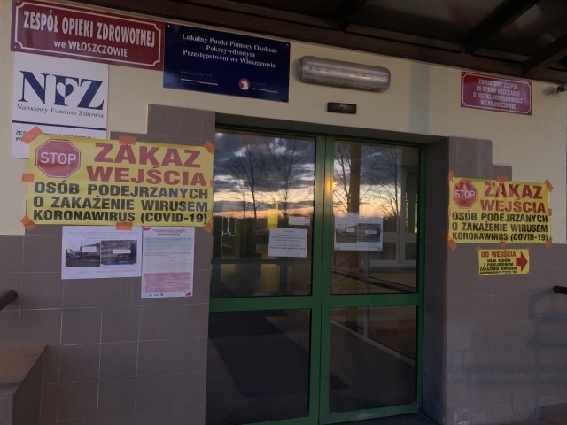 Na włoszczowskim szpitalu zawisły tablice informujące, kt&oacute;rymi wejściami mogą a kt&oacute;rymi nie mogą wchodzić osoby z podejrzeniem zakażenia koronawirusem. Tym wejściem nie mogą wchodzić.