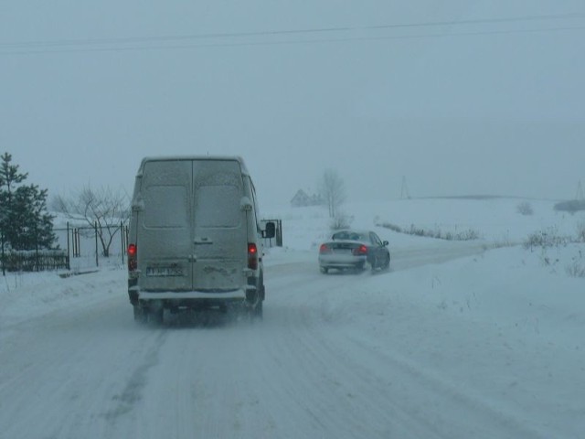 Tak było w środę na drogach powiatowych w powiecie jędrzejowskim. Zdjęcie zrobione na drodze pomiędzy Staniowicami a Sobkowem w gminie Sobków.