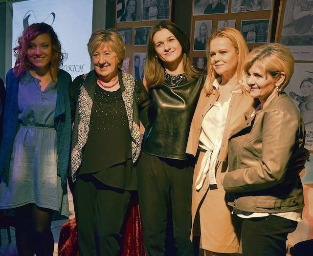 Pamiątkowe zdjęcie „kobiet wysokich lotów”, w gronie których znalazły się Wanda Mróz, Anna Sawicka-Borkowicz   i aktorka Małgorzata Sadowska oraz organizatorek: Anny Szajerskiej i Elżbiety Sitek