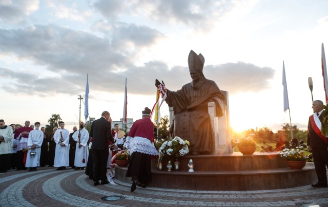Poświęcenie pomnika Jana Pawła II w Parku Papieskim w Rzeszowie.