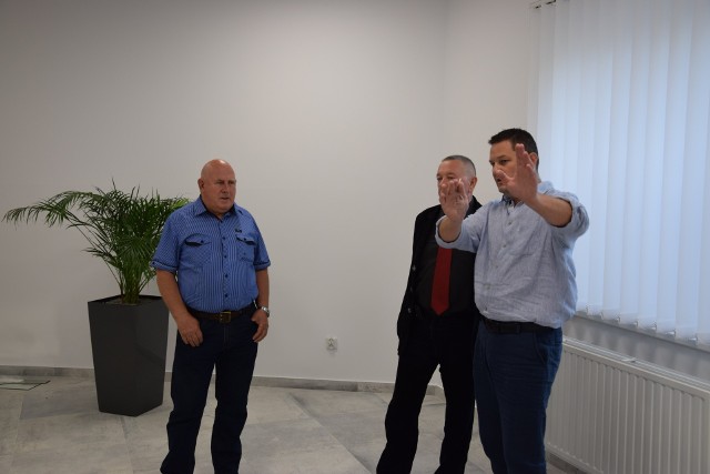 Tomasz Ossowski (z prawej), zaproponował nowe, przestronne pomieszczenia nadające się na punkt krwiodwstwa.