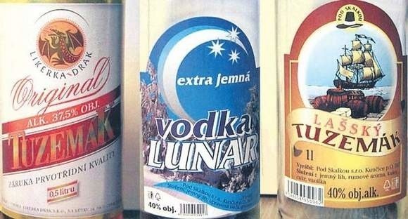 Zdjęcie podrobionych wyrobów alkoholowych zawierających metanol. Na butelkach nie było czeskich znaków akcyzy (banderol)