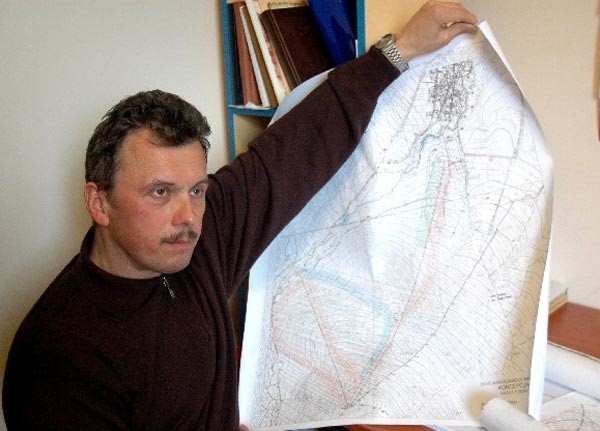 Andrzej Piękoś pokazuje pierwsze plany i koncepcje ośrodka narciarskiego w Mrukowej. 
