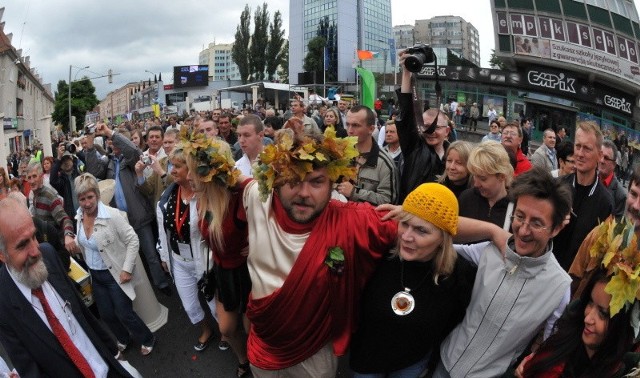 - Na winobraniowym korowodzie zawiodła ochrona - stwierdził prezydent i obciął Aspe dotację. Widać to na naszych zdjęciach, że tłum bez problemu wszedł na trasę pochodu. W Aspe mówią, że ochrona była zgodna z wymogami i przepisami.