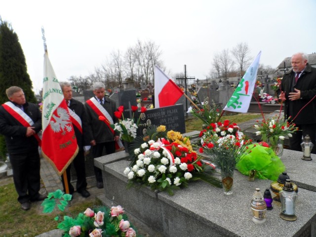 Po mszy świętej i odsłonięciu tablicy zebrani udali się na cmentarz w Kaszowie, gdzie złożyli kwiaty oraz zapalili znicze na grobie Jana Pająka