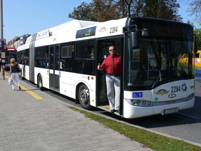 - Autobus ten sprawuje się bardzo dobrze. Pasażerów najbardziej cieszy to, że jest on klimatyzowany &#8211; mówi Wojciech Drabik, który jeździł wczoraj testowanym solarisem na ,,jotce&#8221;.