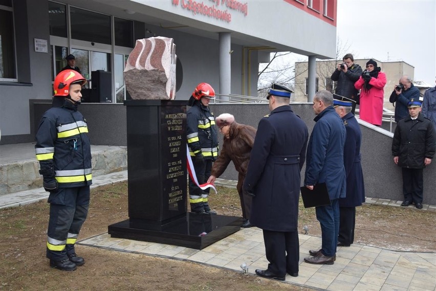 Przy komendzie PSP odsłonięto obelisk upamiętniający...