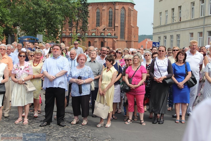 Tradycyjna procesja w święto Bożego Ciała przeszła ulicami...