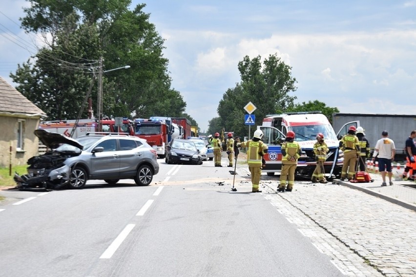 Wypadek karetki w Nowosiedlicach pod Wrocławiem. Droga jest zablokowana [ZDJĘCIA]