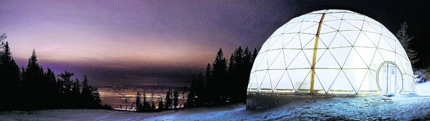 Atrakcja stanęła na szczycie Hrebeniok (1285 m n.p.m.) koło...