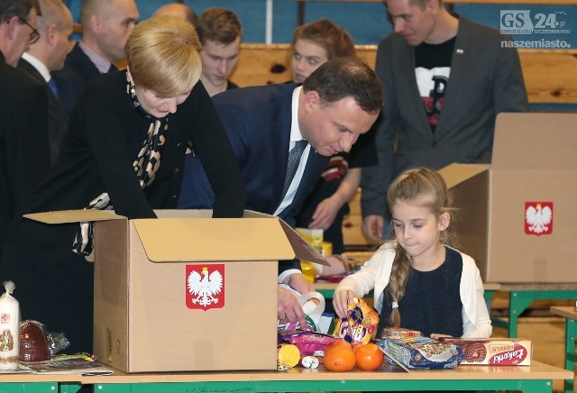 Prezydent Andrzej Duda wraz z małżonką uczestniczyli w czwartkowym pakowaniu paczek. Agata Kornhauser-Duda od początku wspierała akcję szczecinian