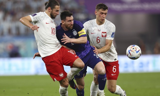 Grzegorz Krychowiak i Krystian Bielik próbują powstrzymać Lionela Messiego