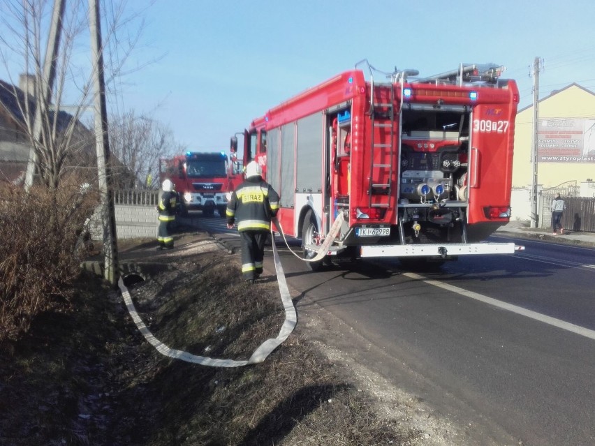 Radlin, gmina Górno. Pożar butli z gazem w domu mieszkalnym, jedna osoba ranna [ZDJĘCIA]