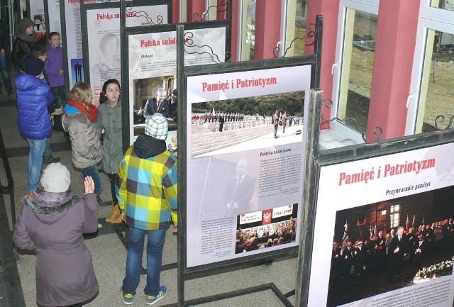 Wystawę &#8222;Warto być Polakiem&#8221; w Domu Kultury obejrzeli także uczniowie kazimierskiej &#8222;jedynki&#8221;.