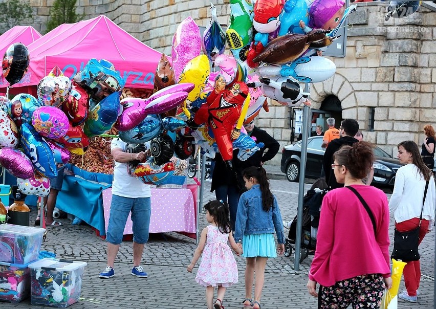 Piknik nad Odrą w Szczecinie. Tłumy na Wałach Chrobrego [zdjęcia]