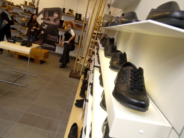 W nowym sklepie "Symbiosis" w Centrum Handlowym "Forum" jest spory ruch. Zbliża się jesień, ludzie szukają cieplejszych butów.
