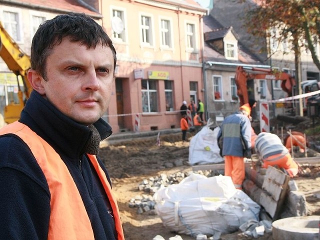 - W tym miejscu odkryliśmy pogorzelisko z końca wojny - mówi archeolog Wojciech Kaczor.