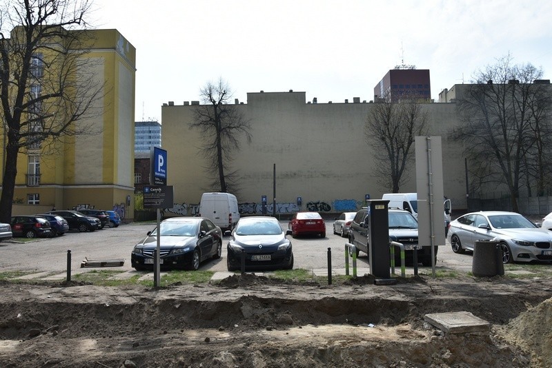 Parking przy ul. Nawrot 3/5 znów działa w takiej samej...