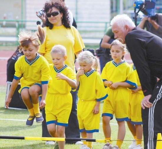 Opolski festiwal skoków to także super zabawa olimpijczyków (na zdjęciu Władysław Kozakiewicz) z dziećmi.
