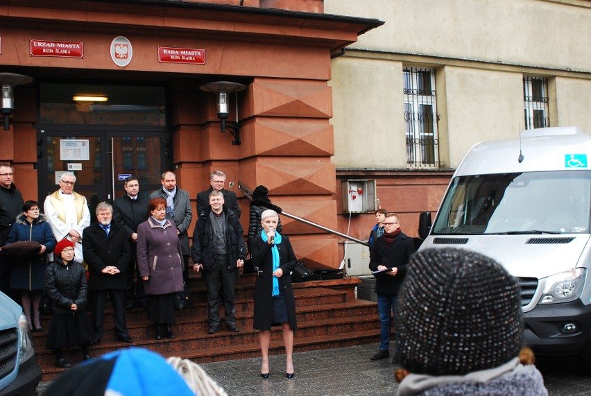 Ruda Śląska: Nowe autobusy trafiły do niepełnosprawnych