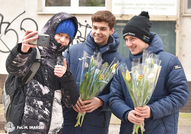 Rozdawanie kwiatów przez Stal Gorzów to już tradycja!