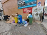 Sterta śmieci i gruzu w centrum Kielc. Wysypują się z pojemników, są rozwiewane po okolicy. Tak jest od ponad pół roku. Zobacz zdjęcia 