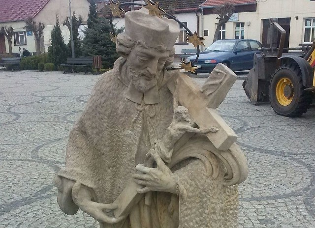 Na bledzewski rynek wróciła rzeźba św. Jana Nepomucena. To jedna z wizytówek tej miejscowości. 