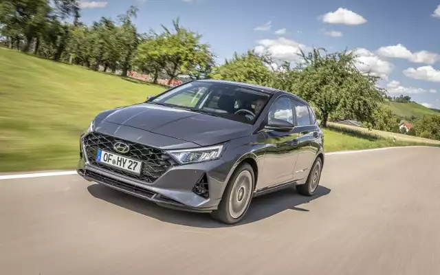 Hyundai i20 Hyundai i20 Nowej Generacji dostępny jest jako 5-drzwiowy hatchback. Klienci do wyboru mają cztery wersje wyposażenia i pięć wariantów układów napędowych, w tym hybrydy 48V.Fot. Hyundai