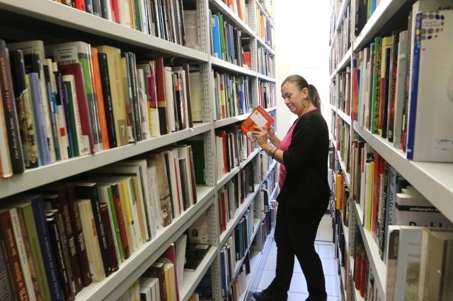 W Miejskiej Bibliotece Publicznej w Opolu zrezygnowano z wyznaczania jednego dnia w roku, gdy można było bezkarnie oddać zaległą książkę. Bo to rozleniwiało niesumiennych czytelników.