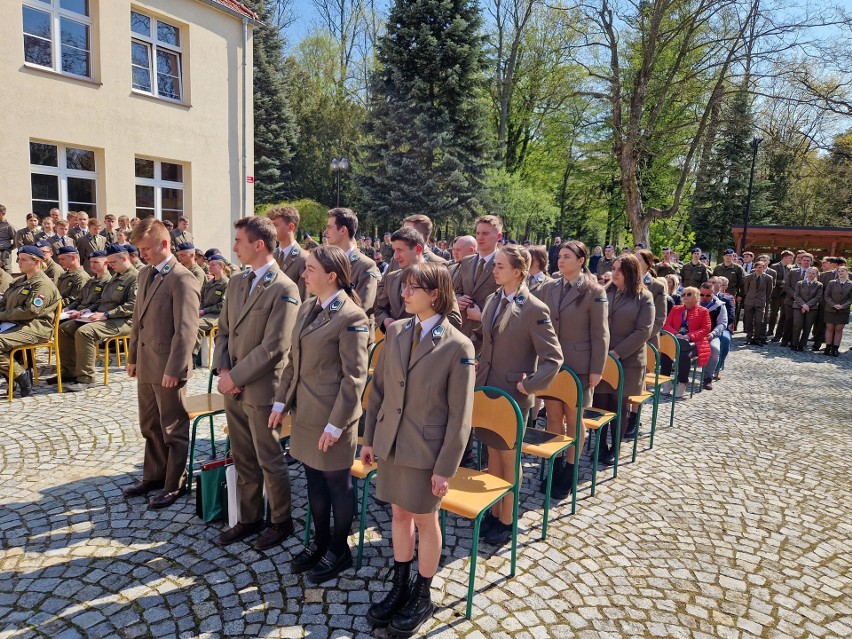 Wojskowi i leśnicy odebrali dyplomy ukończenia Zespołu Szkół w Tułowicach