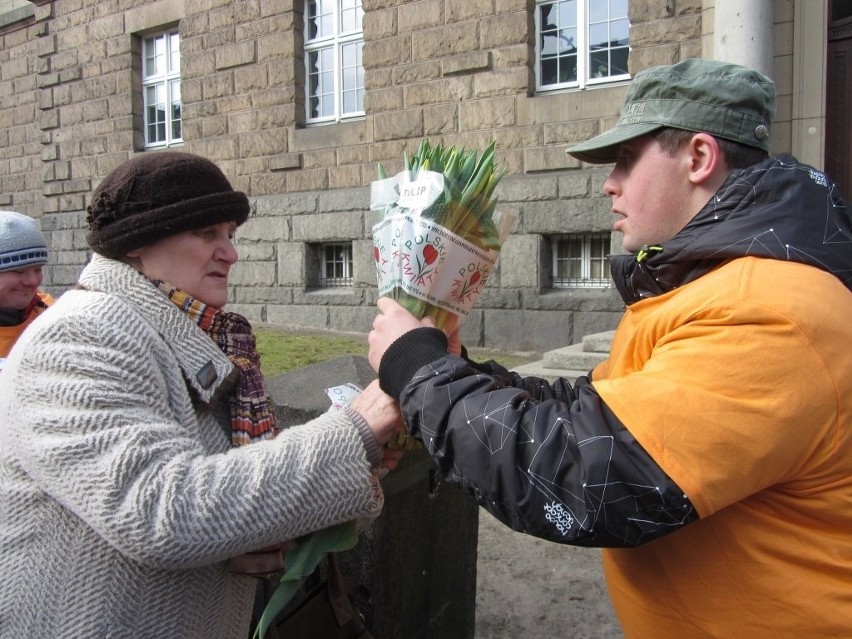 Dzień Kobiet 2014 w Poznaniu: Kwiaty dla pań na ul. Fredry