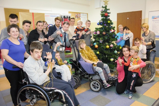 W Ośrodku Rehabilitacyjno - Edukacyjno - Wychowawczym w Kielcach czuć już świąteczną atmosferę. Wychowankowie, terapeuci, nauczyciele a nawet pani dyrektor wspólnie ubierali choinkę. D