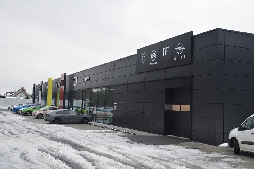 Multisalon samochodowy firmy RiA z bogatą ofertą powstał w Jamnicy w powiecie tarnobrzeskim. Zobacz zdjęcia