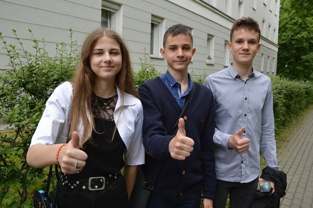 Uczniowie ósmej klasy ze Szkoły Podstawowej numer 4 w Stalowej Woli po egzaminie