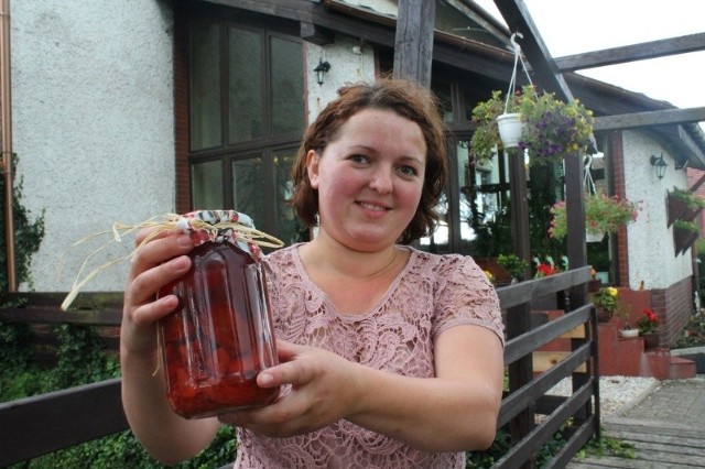 Sabina Blaut z Obrowca prezentuje kompot z pigw. Taki kompot robiła jej mama i babcia. W czerwcu 2014 ten przysmak został uznany za tradycyjny produkt z Opolszczyzny.