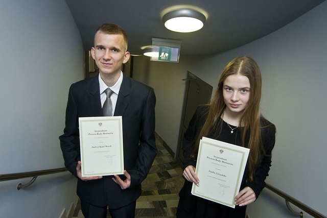 Emilia Górzyńska (z prawej) i Andrzej Mrozik z dumą prezentują dyplomy, potwierdzające przyznanie im stypendiów premiera
