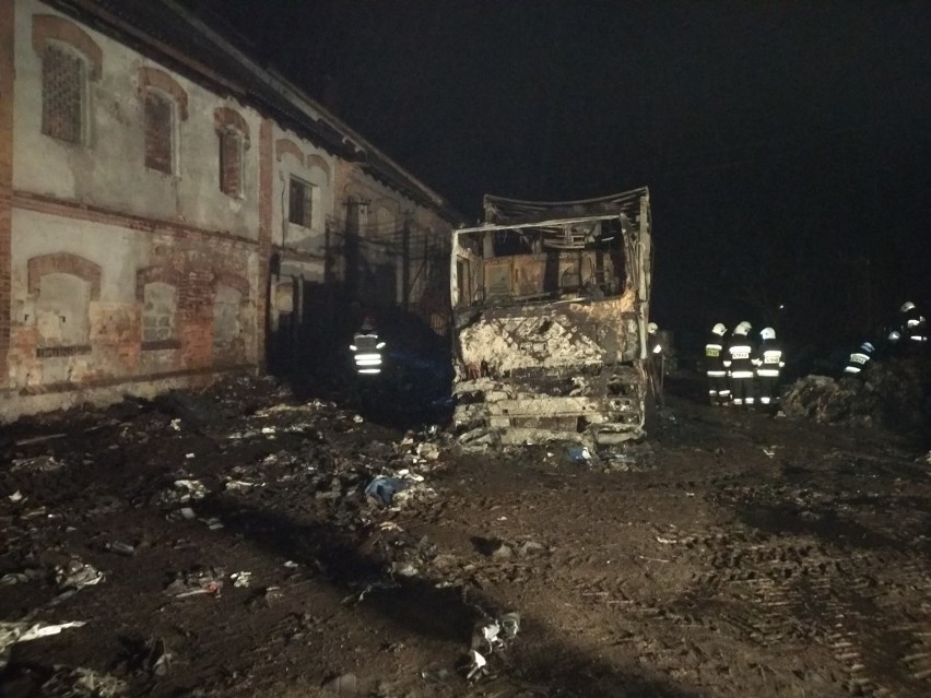 Łęki. Akcja gaszenia pożaru, który wybuchł we wtorek wieczorem przy ul. Piastowskiej, zakończyła się przed pierwszą w nocy [ZDJĘCIA]