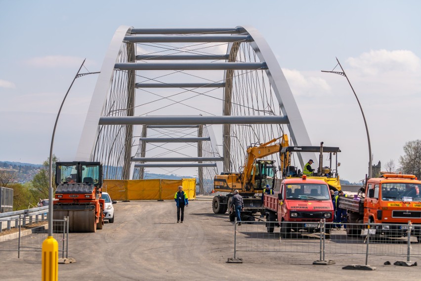 Nowy most heleński będzie otwarty w połowie maja. Asfalt już jest, czas na końcowe prace [ZDJĘCIA]  