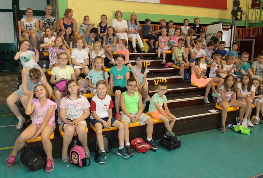 Radom. Tancerka Agnieszka Kaczorowska przyjechała na Dzień Dziecka i tańczyła z uczniami szkół podstawowych 