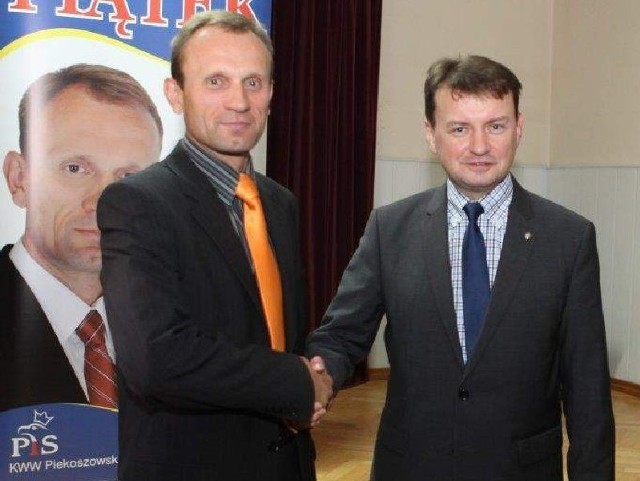 Mariusz Błaszczak, przewodniczący klubu parlamentarnego Prawa i Sprawiedliwości (z prawej), oraz Zbigniew Piątek, kandydat na wójta gminy Piekoszów.