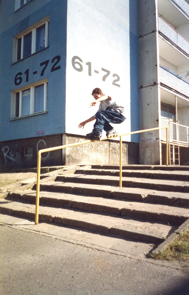 Jedna z archiwalnych fotografii z projektu MANHATTAN realizowanego przez Mikołaja Smykowskiego odnoszącego się do kultury rolkarskiej i graffiti w latach 90. na Ratajach