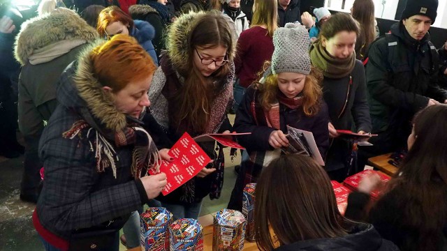 Już w najbliższą niedzielę odbędzie się 25. Finał Wielkiej Orkiestry Świątecznej Pomocy. W piątek w koszalińskim sztabie odbyła się odprawa wolontariuszy.Odprawa była obowiązkowa dla wszystkich tych, kt&oacute;rzy zdecydowali się kwestować w niedzielę dla orkiestry, bo  to jedyny moment, kiedy można odebrać puszkę i identyfikator uprawniające do zbi&oacute;rki. Z koszalińskim sztabem w mieście i kilku miejscowościach regionu kwestować będzie ok. 500 wolontariuszy.Zobacz także Światełko do nieba w Koszalinie&lt;script class=&quot;XlinkEmbedScript&quot; data-width=&quot;640&quot; data-height=&quot;360&quot; data-url=&quot;//get.x-link.pl/1fcf181b-c7e5-55d2-b1d3-2334da69a5be,cfb5f6a4-1408-01c8-6a49-bbc10c79d473,embed.html&quot; type=&quot;application/javascript&quot; src=&quot;http://prodxnews1blob.blob.core.windows.net/cdn/js/xlink-i.js&quot;&gt;&lt;/script&gt;