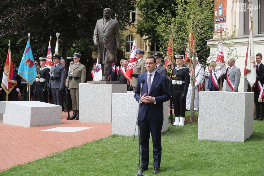 Pomnik Lecha Kaczyńskiego w Szczecinie odsłonięty z pompą. Prezydent w dynamicznej pozie, zamyślony nad Polską  [ZDJĘCIA]