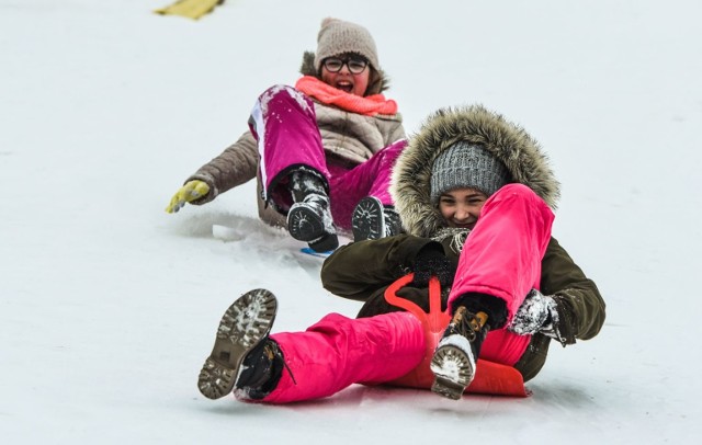Zabawa na śniegu, to nie tylko atrakcja na Myślęcińskim stoku dla dzieci. Póki mamy zimową aurę, zapraszamy do uczestnictwa wraz ze swoimi pociechami zarówno na nartach, jak i sankach, deskach.Oto jak bawią się dzieci na śniegu w Bydgoszczy, zapraszamy do galerii.Prognoza pogody na jutro: