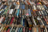 Najpopularniejsze książki w łódzkich bibliotekach. Zobacz, co najchętniej czytają łodzianie [TOP 10]