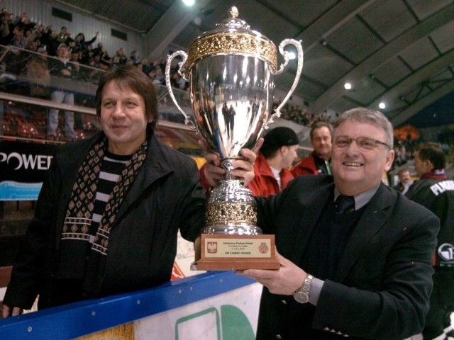 Prezes Piotr Krysiak (z lewej) w ubiegłym roku cieszył się z pucharu razem z drużyną oraz burmistrzem Sanoka Wojciechem Blecharczykiem.