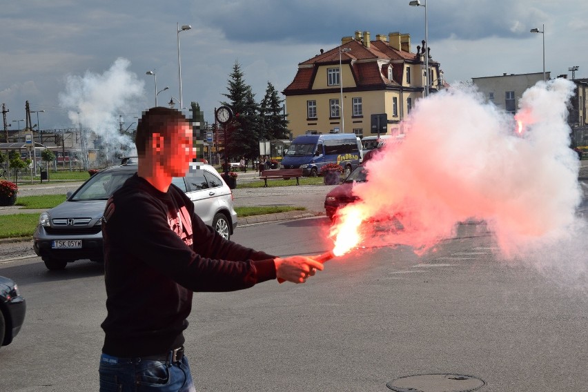 Zapalili flary w Godzinę W w Skarżysku