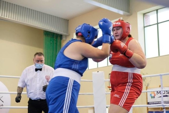 16-letnia pięściarka UKS Berej Boxing Lublin - Weronika "Buła" Bochen (z prawej), rywalizuje w kategorii +80 kg